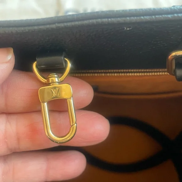 Louis Vuitton Black Monogram ONTHEGO MM Tote - Picture 6 of 16